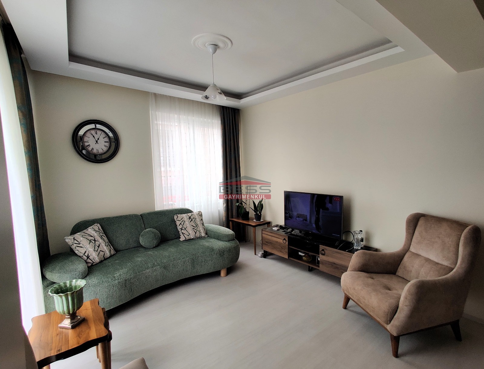 Bess | BESS'DEN ÖMERAĞA MAH.CADDE ÜZERİ  SATILIK 1+1 REZİDANS