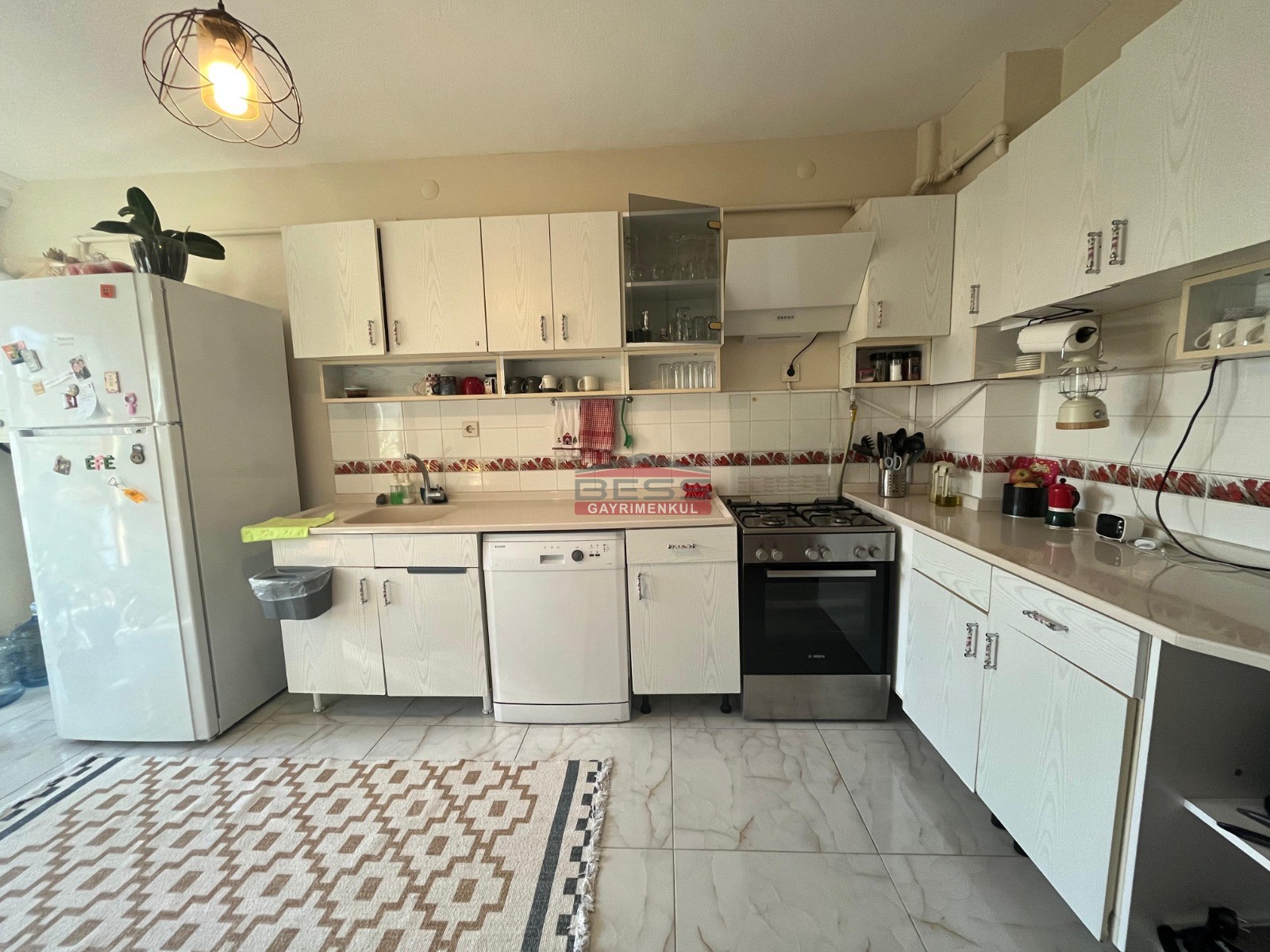 Bess | BESS'DEN VİŞNELİK MAHALLESİ'NDE BULVAR YAKINI KİRALIK 3+1 DAİRE