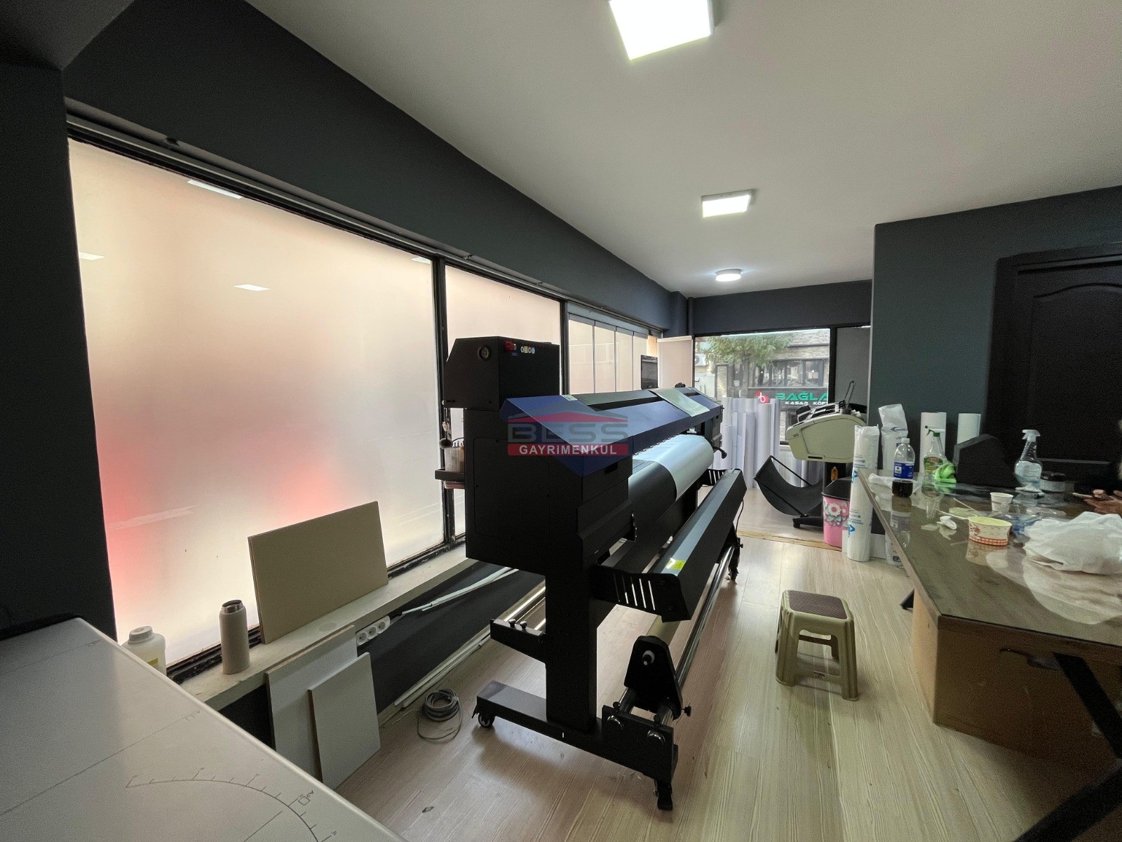 Bess | BESS'DEN CENGİZ TOPEL CADDESİ ÜZERİ DEVREN KİRALIK İŞ YERİ